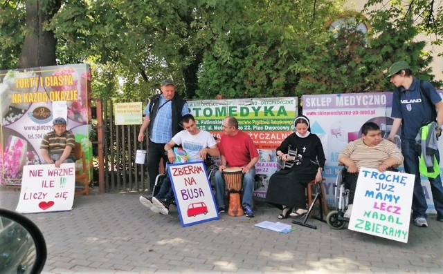 Podopieczni wraz z opiekunami kwestują m.in. wśród kierowców przy skrzyżowaniu obok placówki