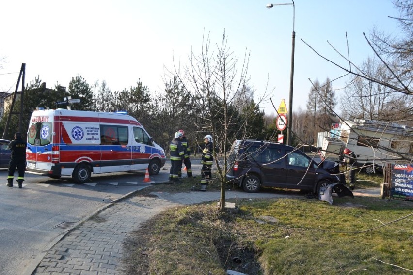 Kolizja w Lędzinach: W Hołdunowie zderzyła się osobówka z camperem