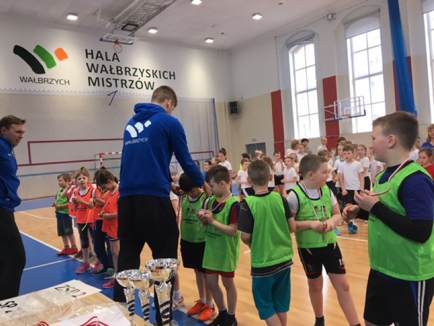 W Wałbrzychu rozpoczęły się zmagania najmłodszych adeptów szkolnego rzemiosła sportowego we Współzawodnictwie Klas