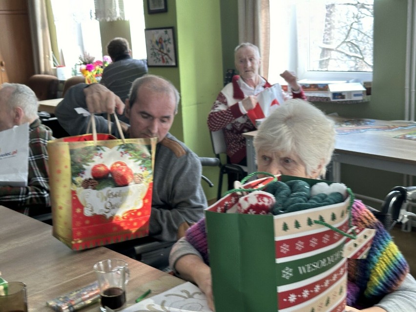 Przejmująca wizyta Mikołaja i Śnieżynek w Domu Pomocy Społecznej w Sandomierzu. Były podziękowania i łzy wzruszenia u mieszkańców