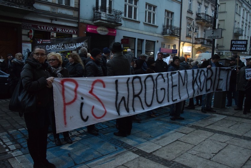 Czarny piątek w Kaliszu. Protest kobiet pod siedzibą PiS