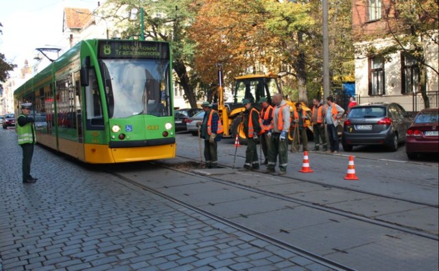 Od godz. 11.30 służby MPK wymieniają pękniętą szyną na odcinku ...