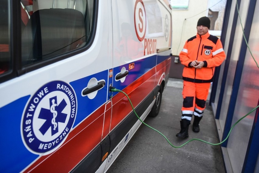 Ambulans, który czeka w gotowości w bazie, podłączany jest...