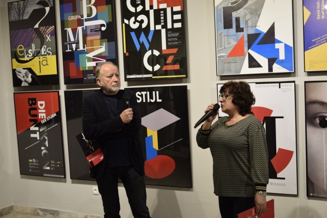 Barbara Walusiak podczas wernisażu wystawy plakatu Sławomira Iwańskiego