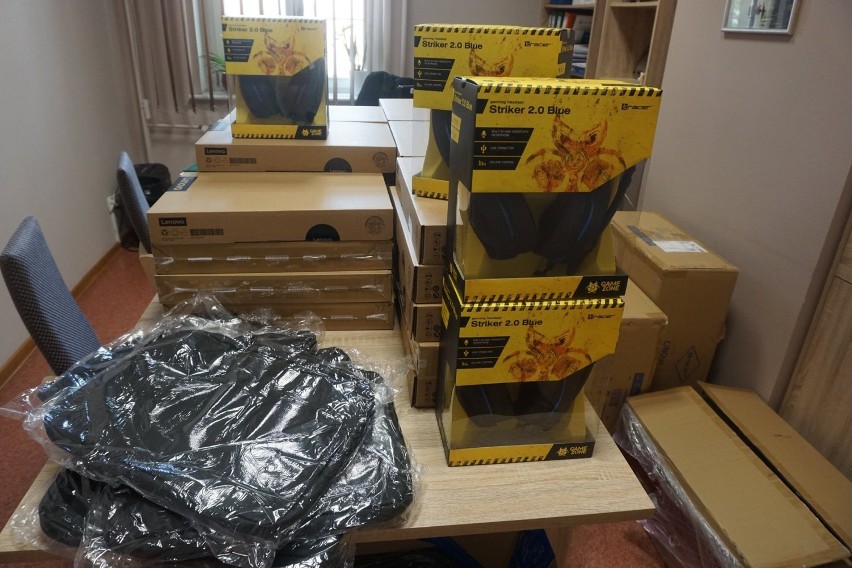Powiat krotoszyński zakupił 40 laptopów wraz ze słuchawkami dla szkół 