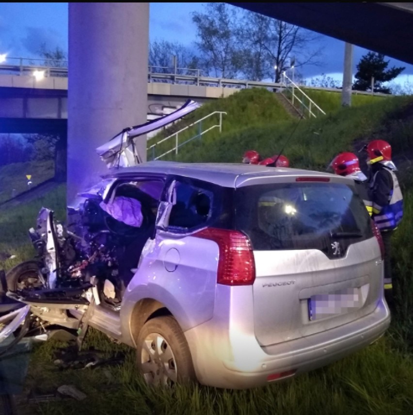 Śmiertelny wypadek na A4 w Katowicach. Peugeot uderzył w przęsło wiaduktu