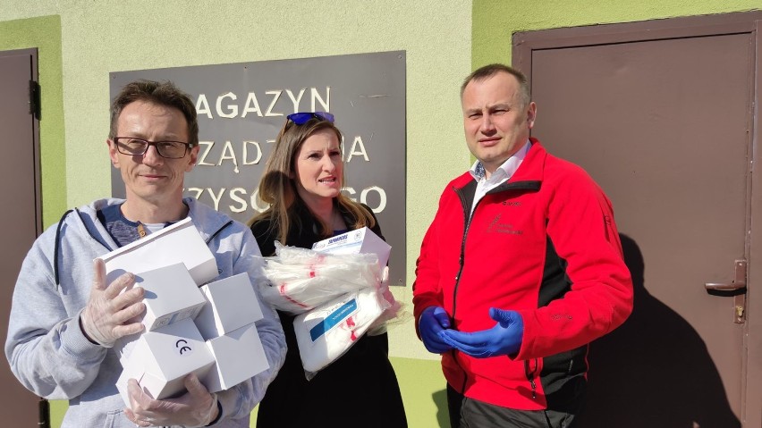 Piotrków, koronawirus: Starostwo Powiatowe w Piotrkowie przekazało rękawiczki i fartuchy szpitalom oraz wolontariuszom Widzialnej Ręki