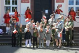Lęborczanie świętowali przed starostwem Dzień Flagi Rzeczypospolitej Polskiej.