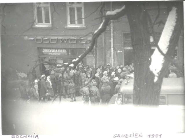 Bocheńska rzeczywistość z okresu stanu wojennego, kolejki przed sklepami w centrum, grudzień 1981