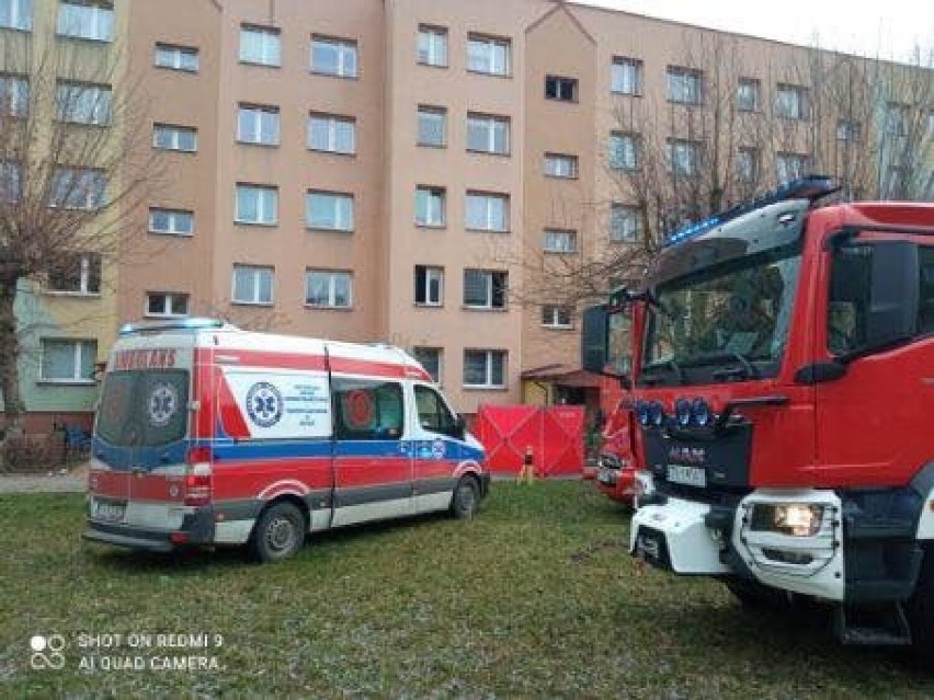 Pożar w bloku na osiedlu Stawki w Ostrowcu Świętokrzyskim. Nie żyje mężczyzna