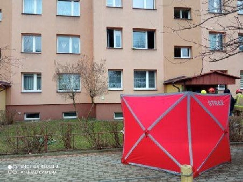 Pożar w bloku na osiedlu Stawki w Ostrowcu Świętokrzyskim. Nie żyje mężczyzna