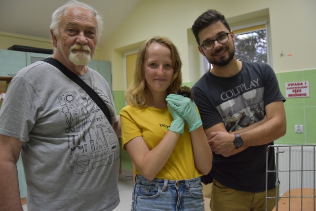 Iza z uratowanym jeżem Misiem, dziadkiem Zbyszkiem i lek.wet. Kacprem Zduńskim