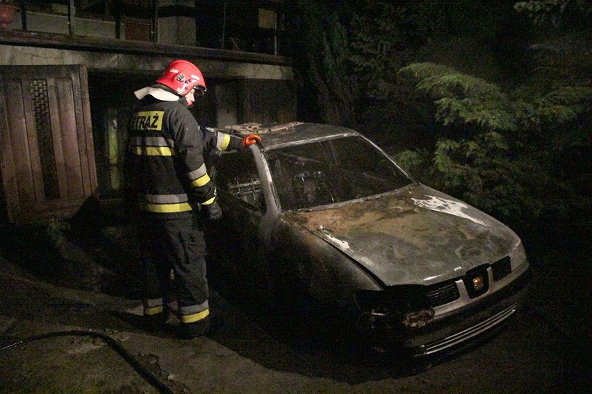 Bielsko-Biała: Samochód spalił się w garażu ZDJĘCIA