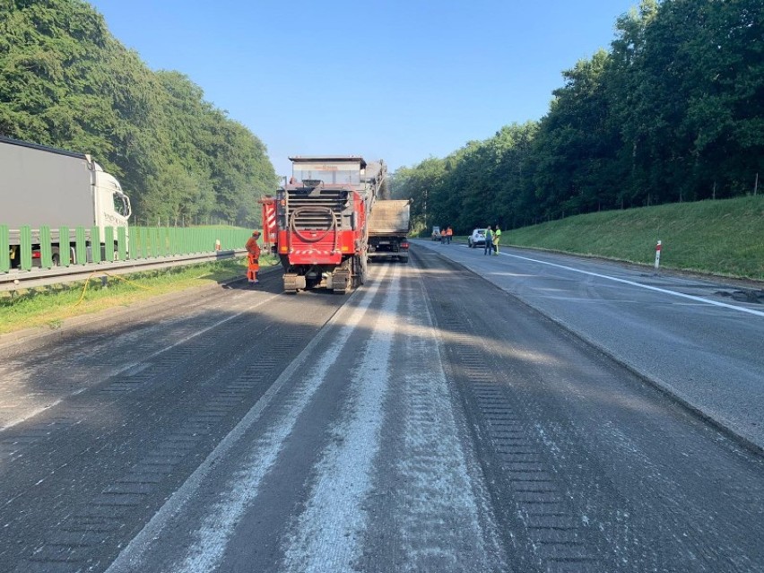 Drogowcy frezują już asfalt na remontowanym odcinku...