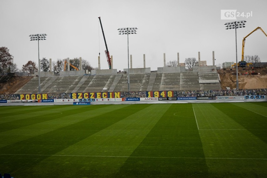 Jak idą prace na stadionie w Szczecinie? Zobaczcie, jak trybuny pną się w górę [ZDJĘCIA] 