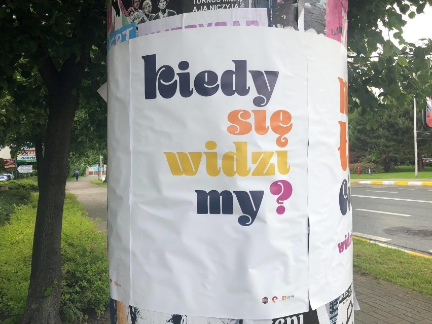 Tajemnicze plakaty rozwieszone na ulicach Rzeszowa. Czytelniczka: skąd one się wzięły?