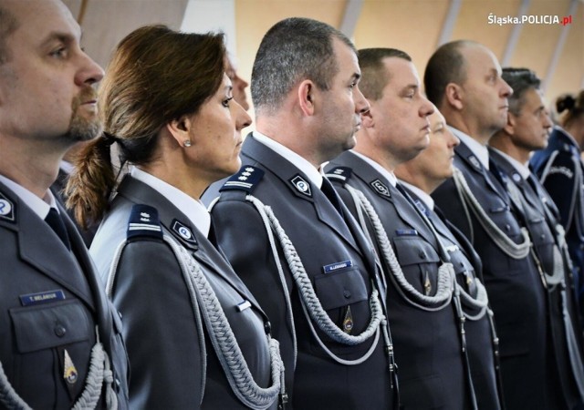 79 nowych policjantów złożyło ślubowanie w Oddziale Prewencji Policji w Katowicach

Zobacz kolejne zdjęcia/plansze. Przesuwaj zdjęcia w prawo - naciśnij strzałkę lub przycisk NASTĘPNE