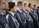 Katowice: Prawie 80 nowych policjantów ślubowało na sztandar. Są wśród nich cztery panie