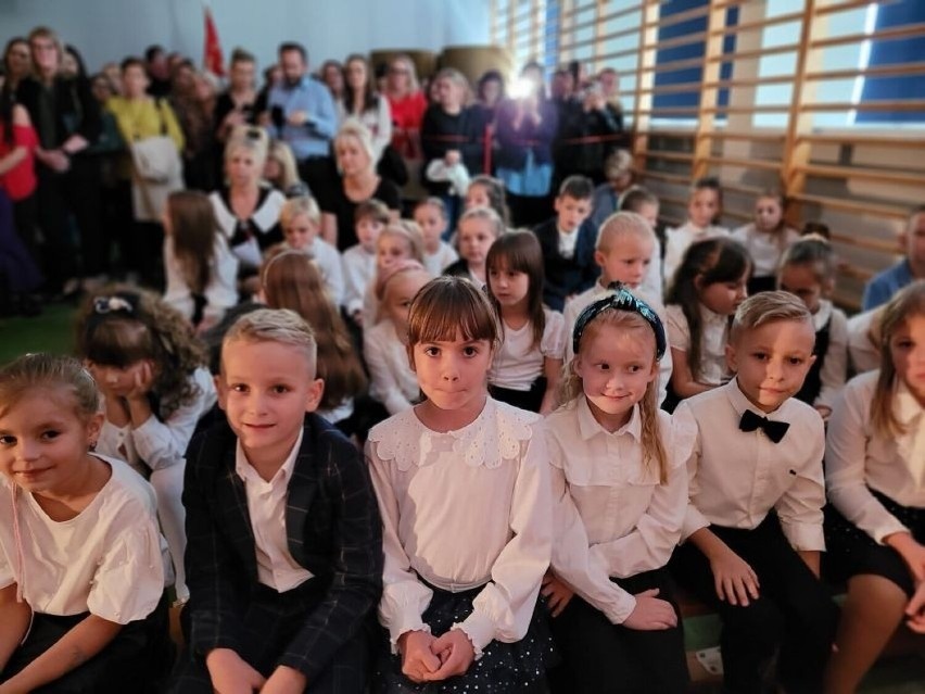 Ślubowanie uczniów klas pierwszych szkoły podstawowej numer 4 w Radomiu. To była piękna uroczystość. Zobacz zdjęcia