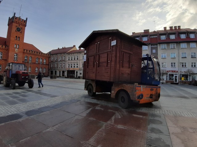 Przygotowania do tegorocznego kiermaszu wielkanocnego, na plac Wolności wjeżdżają już stoiska