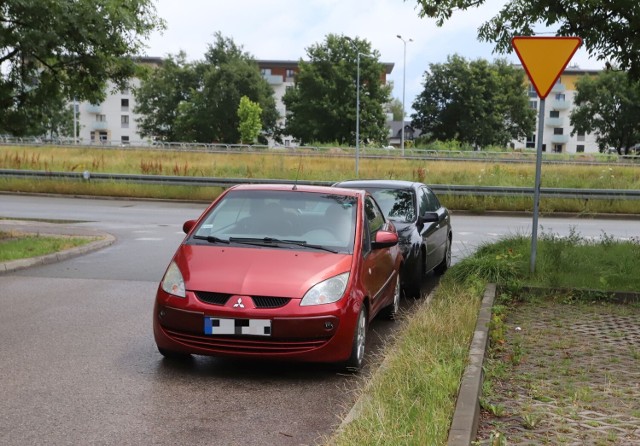 Prezentujemy 15 najbardziej szokujących przykładów parkowania - tym razem z końcówki lipca oraz z sierpnia. Zobaczcie zdjęcia robione przez fotoreporterów "Echa Dnia" uzupełnione o te nadesłane na adres radom@echodnia.eu. Na zdjęciu przykład z osiedla Prędocinek w pobliżu ulicy Wyścigowej. Na kolejnych slajdach równie pomysłowi "mistrzowie parkowania z Radomia" - 15 przykładów totalnej bezmyślności. >>>