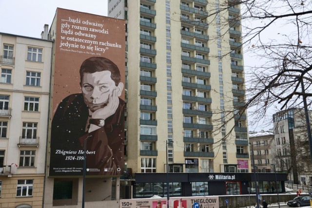 Herbert na muralu w centrum Warszawy. Tak upamiętniono 100. rocznicę urodzin poety
