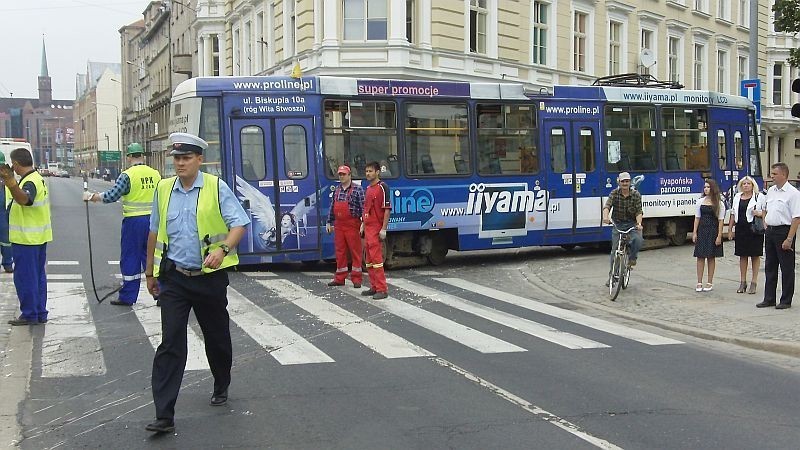 Wrocław: Wykolejony tramwaj przeleciał przez skrzyżowanie i zmiażdżył samochód (ZDJĘCIA)