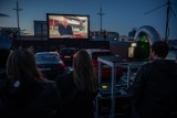 Kraków. Kino samochodowe na dachu Galerii Kazimierz. Jak oglądało się film w tak niezwykłym miejscu? [ZDJĘCIA]