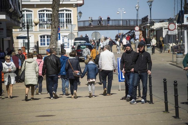 Pogoda w święta wielkanocne idealnie nadaje się do wyjazdu nad morze. Nic więc dziwnego, że w Mielnie na plaży można spotkać miłośników spacerów. 

Zobacz także: Zumba Summer Party w Mielnie

