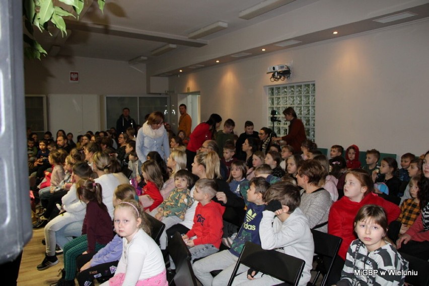 „Dwie takie same śnieżynki” - przedstawienie w miejskiej bibliotece obejrzało 170 osób