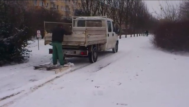 Coraz popularniejszy staje się filmik, na którym na jednym z ...