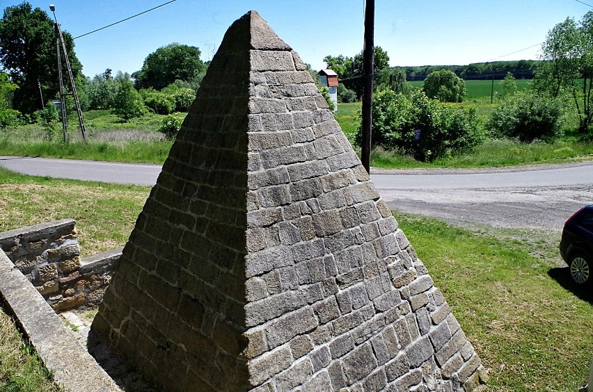 Piramida jedną z atrakcji Rzymówki w gminie Złotoryja