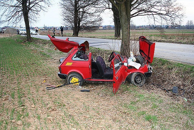 Do tragicznego w skutkach wypadku drogowego doszło 11 ,kwietnia, po południu w Budach Łańcuckich. Około godz. 16.30 kierowca fiata 126p z nieustalonych do tej pory przyczyn stracił panowanie nad samochodem, zjechał z jezdni i uderzył w przydrożne drzewo. Pomimo reanimacji podjętej na miejscu zdarzenia przez zespół Pogotowia Ratunkowego, kierowca zmarł.

Miał 3,8 promila i uderzył w bmw [zdjęcia]