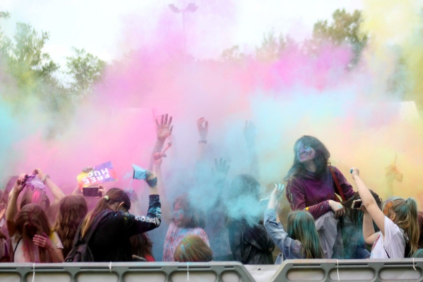 Słoneczny Wrotków opanowały tłumy sympatyków Holi Festival. Szukajcie się na zdjęciach!
