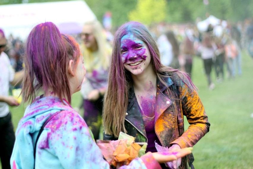 Słoneczny Wrotków opanowały tłumy sympatyków Holi Festival. Szukajcie się na zdjęciach!