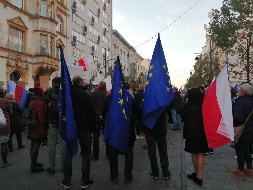 Uczestnicy manifestacji skandowali także kilka haseł, w tym...