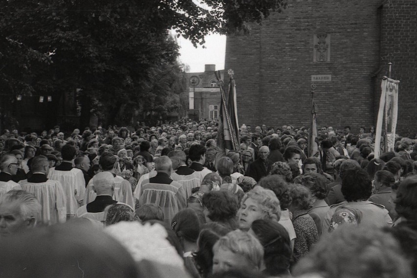 Bierzmowanie w sieradzkiej kolegiacie w latach 70