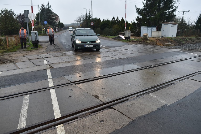 Leszno. Otwarto przejazd kolejowy na Dożynkowej. Niestety tylko na kilka dni, bo niebawem znów zamkną [ZDJĘCIA]