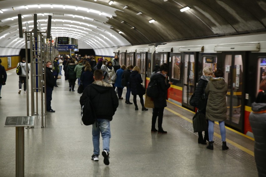 Godziny szczytu w metrze. Brak bezpiecznej odległości i maski na brodach. Jak zachować reżim sanitarny?