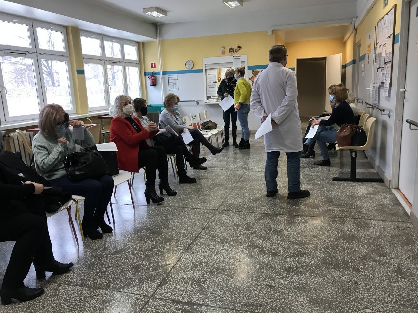 16 lutego ruszyły szczepienia nauczycieli w Zawierciu. Pierwszą dawkę otrzyma dziś aż 100 nauczycieli z powiatu.