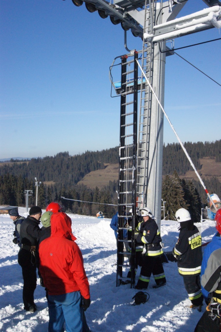 Podhale: Ratownicy i strażacy ćwiczyli ewakuację narciarzy z zepsutego wyciągu