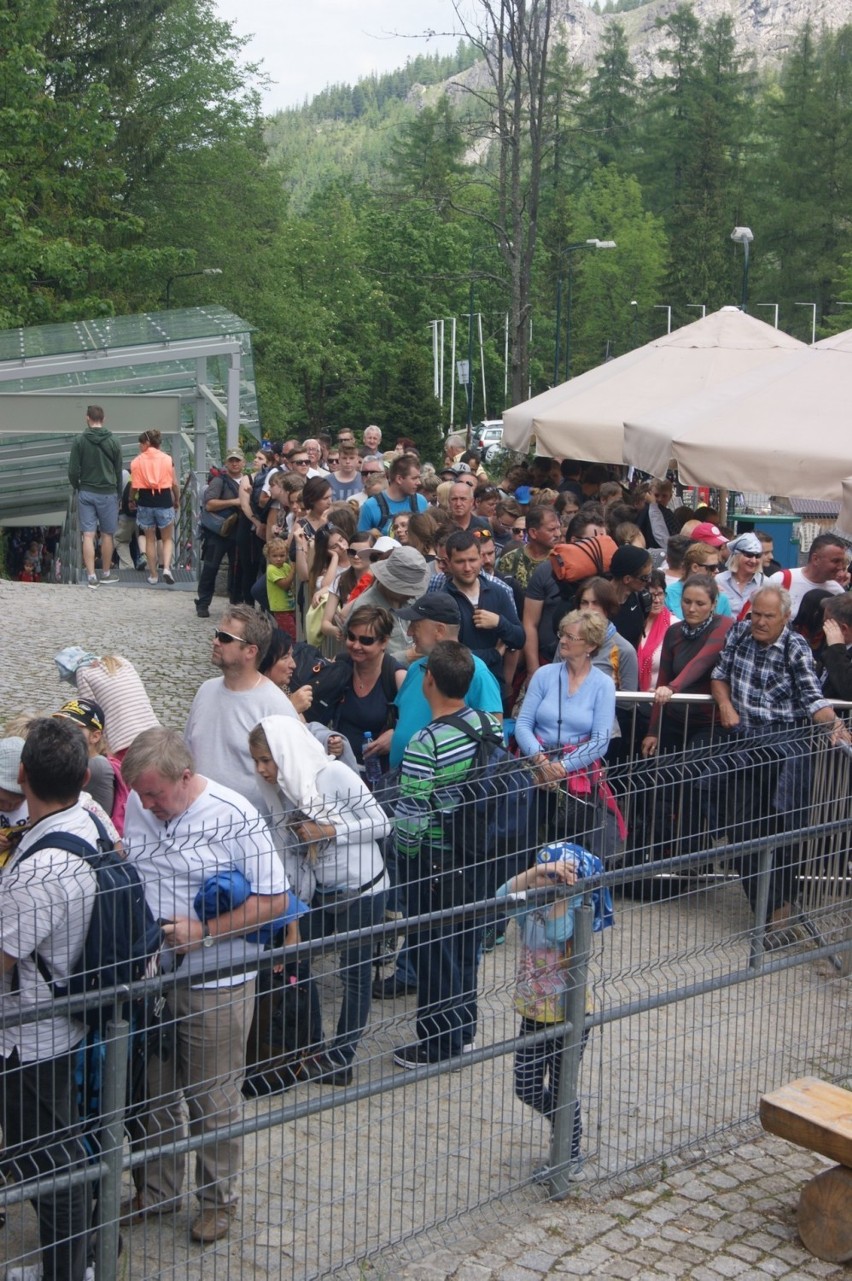 Tłumy turystów czekają na darmowy wyjazd kolejką na Kasprowy Wierch [ZDJĘCIA]