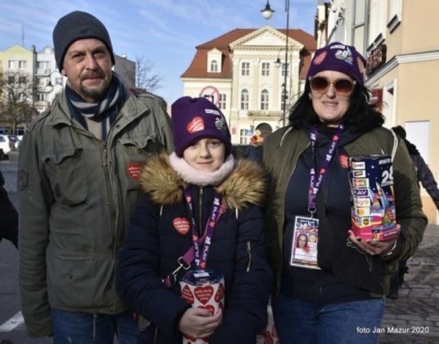 Z orkiestrowymi puszkami już od rana po mieście krążyły całe rodziny.