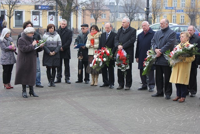 Na placu przed kolskim ratuszem zebrali się przedstawiciele władz samorządowych, by uczcić ofiary katastrofy smoleńskiej