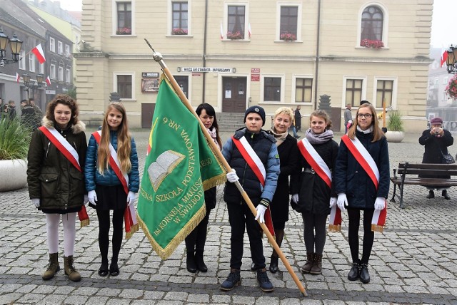 Poczty sztandarowe świebodzińskich instytucji i organizacji podczas obchodów 100-lecia odzyskania przez Polskę niepodległości