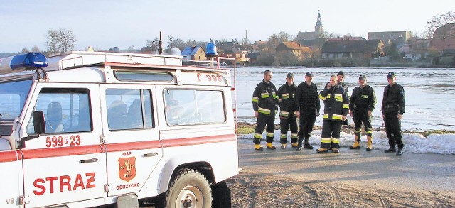 Strażacy w Obrzycku monitorują stan wody