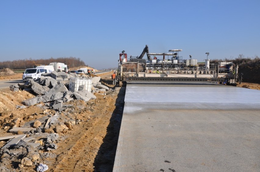 Autostrada A1 z lotu ptaka. Leją już beton! Węzły w Rząsawach, Lgocie i Blachowni ZDJĘCIA 