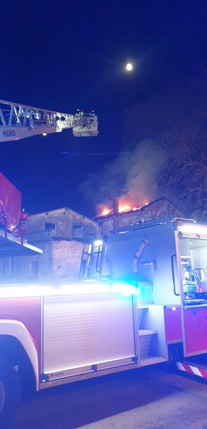 Pożar budynku pod Skokami. Z ogniem walczyło kilka zastępów straży pożarnej