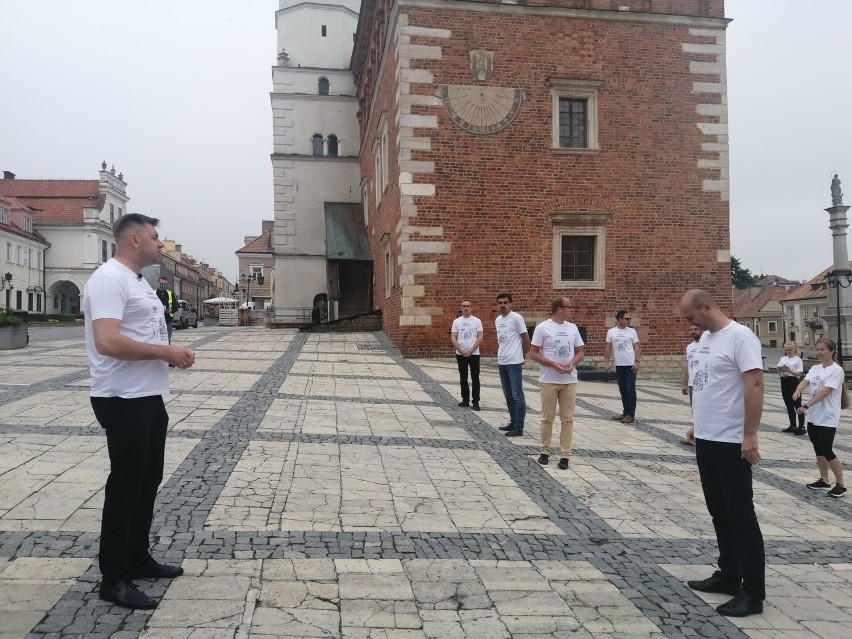 Niesamowity challenge na rynku w Sandomierzu! 30 urzędników ćwiczyło i pomagało Wojtusiowi Howisowi [WIDEO, ZDJĘCIA]