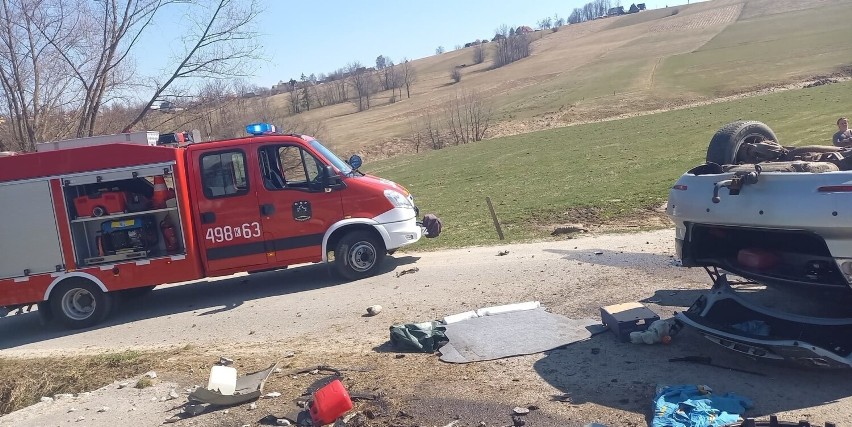 Podhale. Dziwny wypadek w Maruszynie. Auto dachowało na prostej drodze, kierowca uciekł 